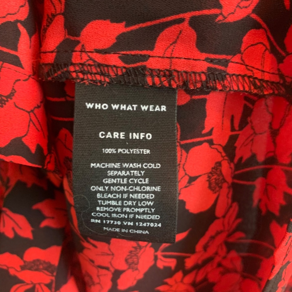 Boss B Red Flowered Tie Neck Top 🌹🖤 - Picture 4 of 5
